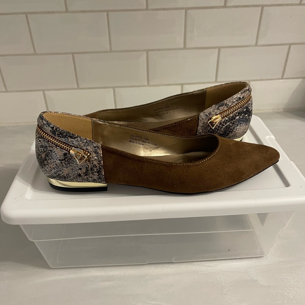 **NEW** Billini Novato Flat. Dark brown with metallic snake print  size 7.5